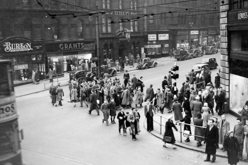 Congestion at Lewis' corner in December 1951.