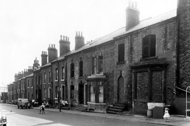 Looking down the odd numbered side of Hanover Street in the direction of Park Lane. Number 25 on the right side is empty, the doorway and bay window have been bricked up. Pictured in August 1959.