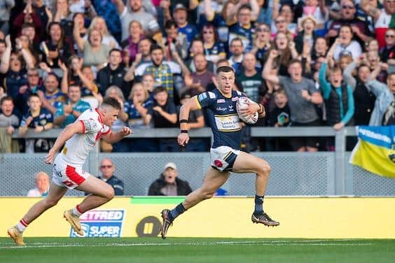 Ash Handley races past St Helens' Jack Welsby to score Rhinos' opening try. Picture by Allan McKenzie/SWpix.com.