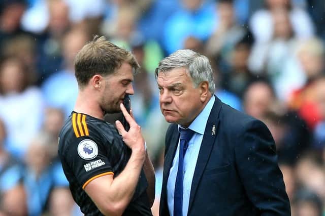 Leeds United's English head coach Sam Allardyce speaks with Leeds United's English striker Patrick Bamford (Photo by LINDSEY PARNABY/AFP via Getty Images)