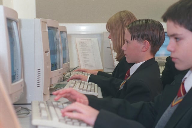 Year 9 computer class pictured in September 2000.