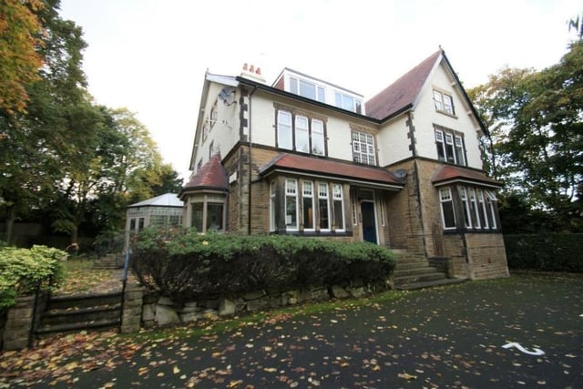 This two double bedroom ground floor apartment is available unfurnished and has a fully fitted kitchen, a large lounge and a conservatory leading to communal gardens. The principle double bedroom has an en suite bathroom, and there is a house bathroom with a three piece suite and shower-over-bath.