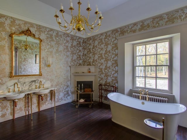 Principal bedroom en-suite.