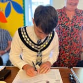 Mayor Mulhall signing the Declaration of Acceptance of Office.