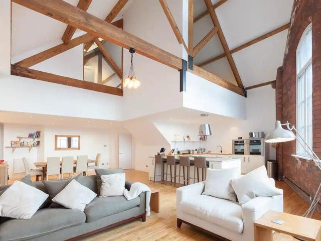 The loft has a convenient city centre location just 10 minutes walk from the train station.