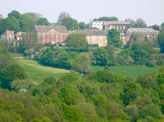 The five mile Tong Circular route straddles the boundary of Leeds and Bradford, travelling from Tong Hall along the bridleways of Pudsey Beck and Tyersal Beck, before looping back through Black Carr Woods.