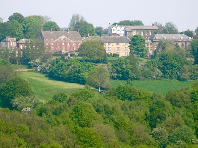 The five mile Tong Circular route straddles the boundary of Leeds and Bradford, travelling from Tong Hall along the bridleways of Pudsey Beck and Tyersal Beck, before looping back through Black Carr Woods.