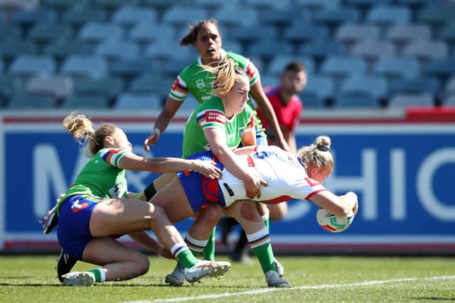 Former Leeds and Castleford stand-off Georgia Roche scores for Newcastle Knights against Canberra Raiders on September 2. Picture by Jason McCawley/Getty Images.
