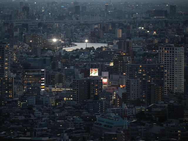 Commended for being "one of the most livable metropolises on the planet" by Resonance Consultancy, Tokyo was listed at number four on the world's best cities. The report praises the city's growth in tourism and its efficient transport system. It also claims that Tokyo is number one in terms of shopping and retail.