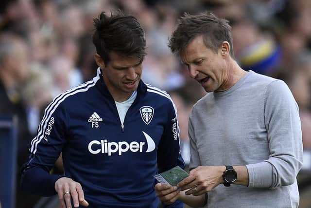 Leeds United's US head coach Jesse Marsch (R) shows some notes to Leeds United's Austrian assistant coach Franz Schiemer (L) during the 2021/22 campaign (Photo by OLI SCARFF/AFP via Getty Images)