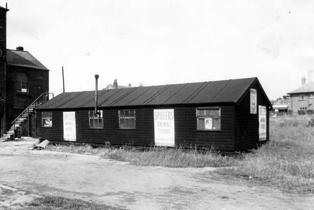 A one-storey wooden construction on Dunderdale Yard pictured in March 1965. On the left edge, the former Crown Chemical Works premises can be seen.