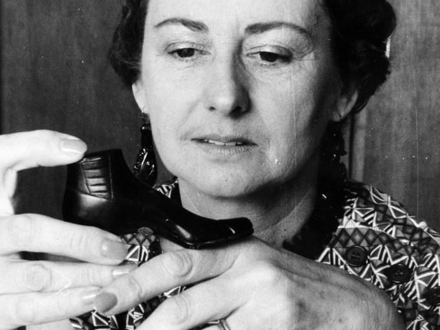 Mrs Muller admires Whitby jet. Pictured in July 1978.