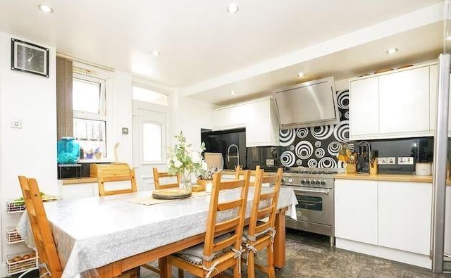 The property is immaculately presented throughout with a modern kitchen and dining area.