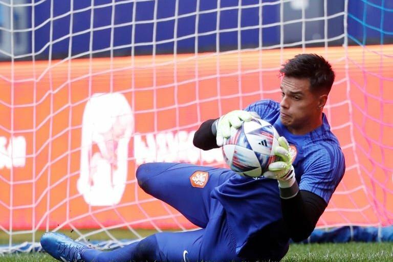 Yet to make his debut at this level, young stopper Van den Heuvel gets the call once again.