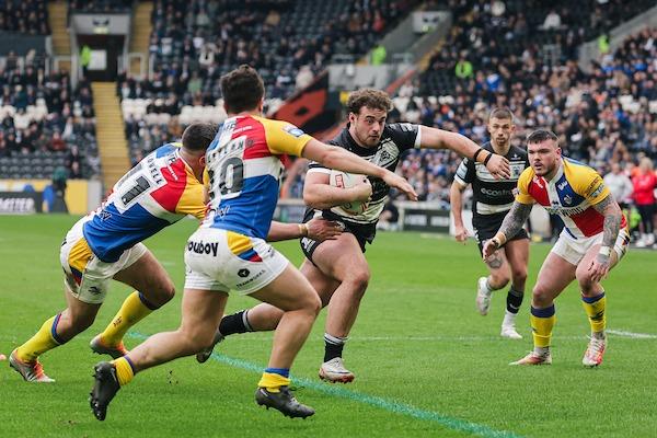 The back-rower ruptured anterior cruciate ligaments in training ahead of the Easter derby at Hull KR. The knee damage means he won't play again this year.