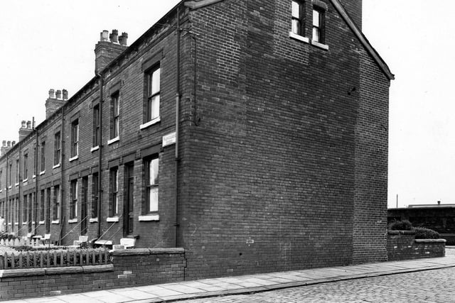 Devonshire Road in August 1953. . Across the cobbled street is the end of a row of brick back-to-back houses. The house fronts are on Warwickshire Street, the rear ones onto Sussex Avenue.
