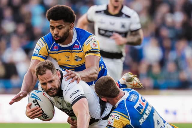 Leeds' Kallum Watkins and Ash Handley tackle former Rhinos half-back Aidan Sezer. Picture by Alex Whitehead/SWpix.com.