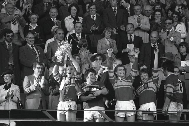 Leeds RL captain David Ward lifts the Challenge Cup at Wembley in May 1978. He is pictured with teammates Steve Pitchford, Willie Oulton, Kevin Dick, and Mick Harrison. Leeds beat St Helens 14-12 in front of 96,000 spectators.