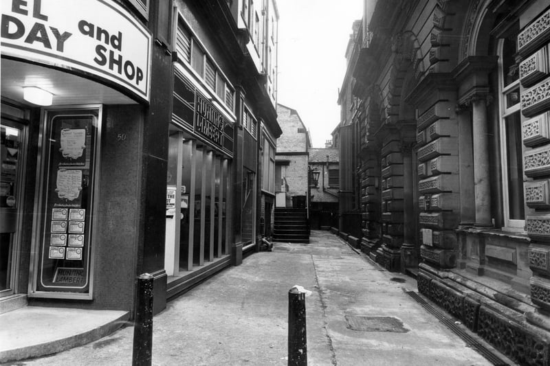 Albion Street towards the entrance to Change Alley in April 1983. Hunting Lambert travel agency can be seen on the left.