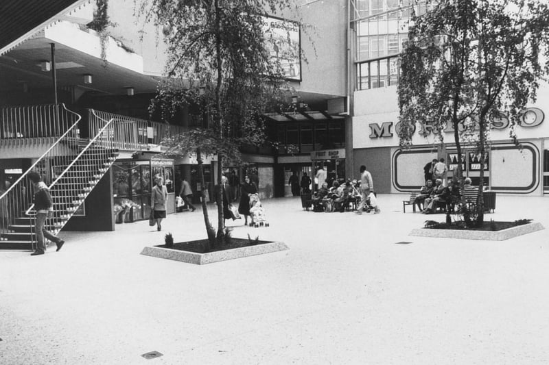 A busy Merrion Centre in 1984.