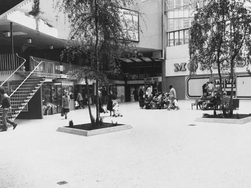 A busy Merrion Centre in 1984.