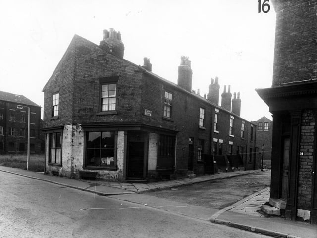 St Johns Place, a small street of terraced housing designated for Compulsory Purchase. Far left, is what was once a Malsters and in 1927 was part of Willow Brewery Company Limited, and in the 1950s was Star Maltings. Pictured in March 1965.