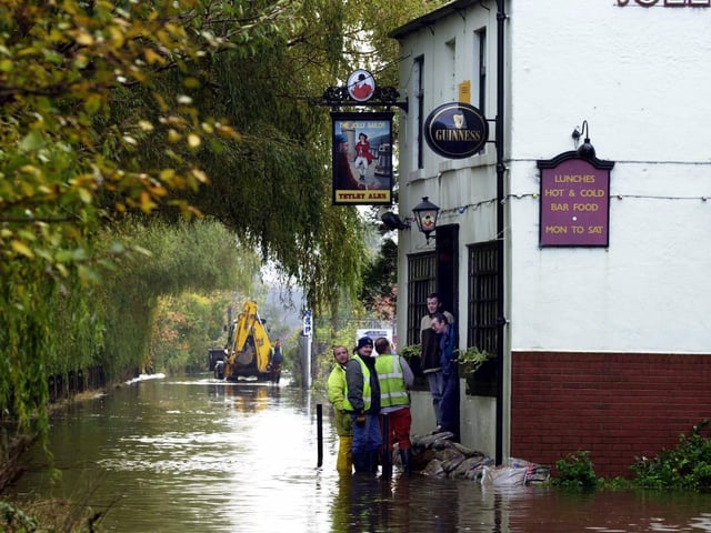 The Jolly Sailor on Thornes Lane Wharf in November 2000.