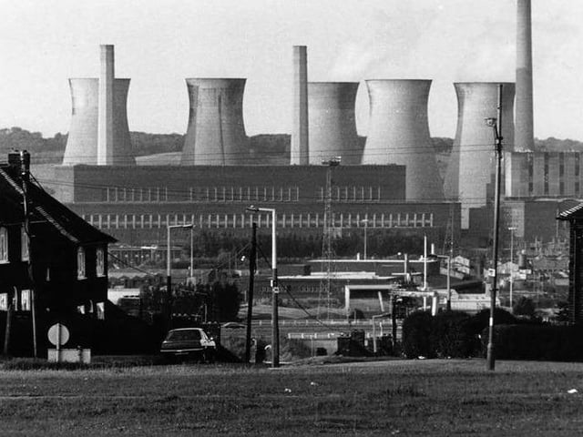 The view looks from Belle Isle Circus towards Stourton. The street in the foreground, with a parked car, is Winrose Grove. In the middle distance, a car can be seen travelling on what was then the M1 urban motorway, which would later be re-designated M621 following construction of the A1-M1 Link in the 1990s. Beyond the motorway is the Freightliner rail terminal and behind that the cooling towers and turbine halls of Skelton Grange Power Station.