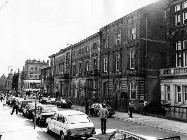 Albion Place with the County Court building prominent, dating from circa 1870. Many parked cars and pedestrians can be seen. In the background, Pickfords Travel is visible on the ground floor of the Longley building on the corner with Lands Lane. Pictured in August 1983.
