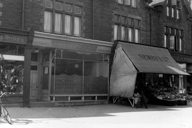 Street Lane in September 1938. To the left is no 51, Samuel Webster boot and shoe shop. Moving right no 53, fish and chip shop, business of John H.E. Priestley. Newbys Ltd at no55 sell fish, fruit and vegetables.