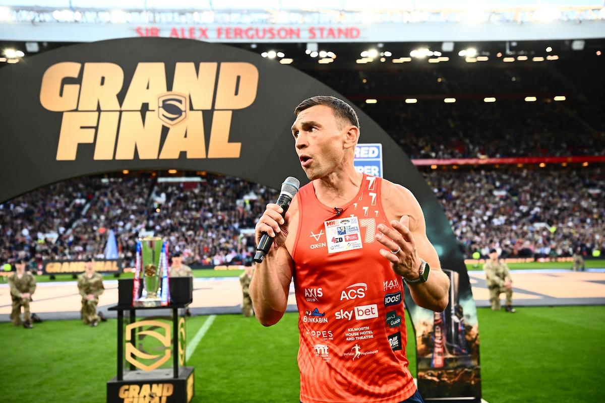 Standing ovation as Sir Kevin Sinfield delivers trophy to Wakefield ...
