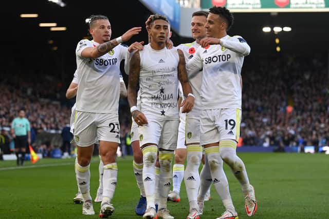 LEEDS, ENGLAND - NOVEMBER 07: Raphinha of Leeds United celebrates with team mates after scoring their sides first goal during the Premier League match between Leeds United and Leicester City at Elland Road on November 07, 2021 in Leeds, England. (Photo by Michael Regan/Getty Images)