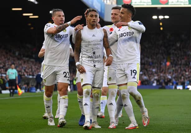 LEEDS, ENGLAND - NOVEMBER 07: Raphinha of Leeds United celebrates with team mates after scoring their sides first goal during the Premier League match between Leeds United and Leicester City at Elland Road on November 07, 2021 in Leeds, England. (Photo by Michael Regan/Getty Images)