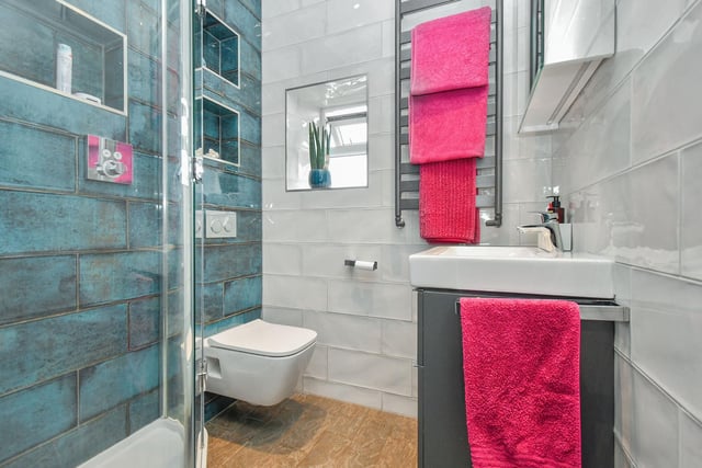 The main house bathroom is tastefully decorated, with a modern suite and a relaxing atmosphere.