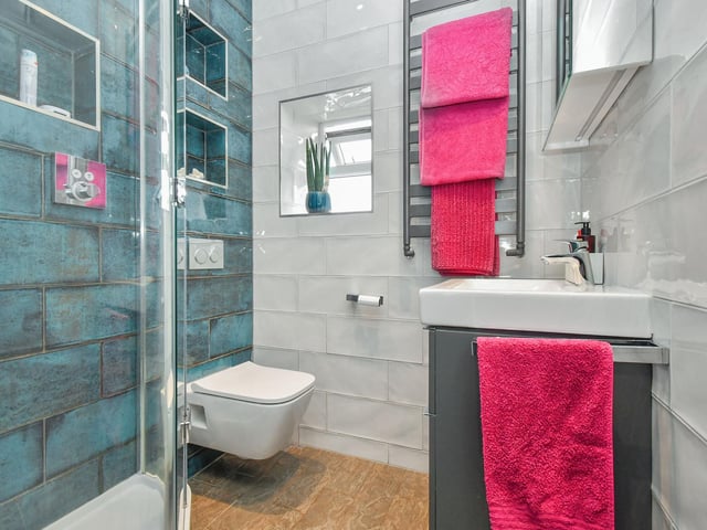 The main house bathroom is tastefully decorated, with a modern suite and a relaxing atmosphere.
