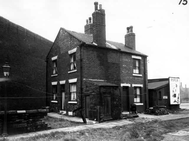 Williamson Street pictured in March 1965. In the background of this view on the left are the blind backs of properties on Garforth Street. On the right is the side of Domestic Street.