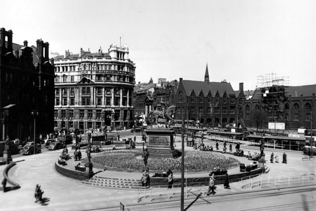 An elevated view of City Square in May 1955, with the circular flower bed and the statue of the Black Prince prominent. Behind is the Norwich Union Building, with Mill Hill Unitarian Chapel on the right, with scaffolding in front. On the left, the General Post Office is just visible.