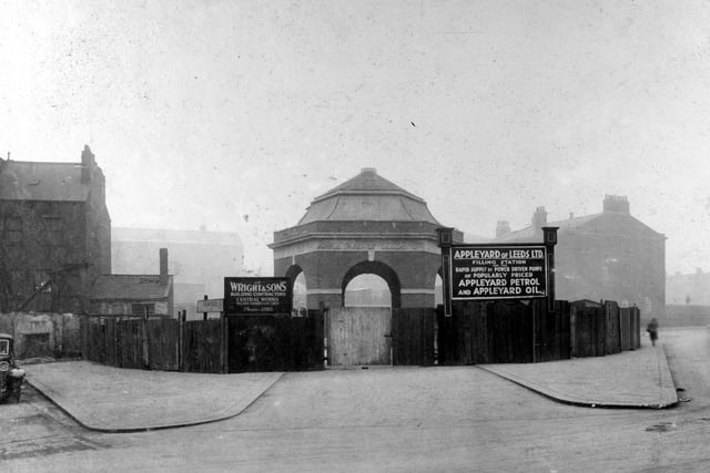 This photograph was taken during the site’s construction. The signs show the structure was built by contractors Wright & Sons, based on Skinner Lane. The sign to the right promises an Appleyard of Leeds Ltd Filling Station “for the rapid supply by power driven pumps of popularly priced Appleyard petrol and Appleyard oil”.