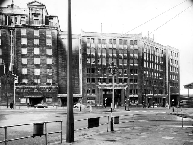 A view across City Square from outside the Post Office in August 1957. On the left is part of the Queens Hotel with the north entrance to Leeds City Station on the right. Between these two buildings is the News Theatre which opened in 1938 as part of the Queens Hotel building. The cinema closed in 1979 after name changes to the Classic and the Tatler Film Club.