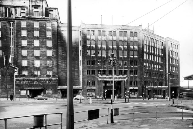 A view across City Square from outside the Post Office in August 1957. On the left is part of the Queens Hotel with the north entrance to Leeds City Station on the right. Between these two buildings is the News Theatre which opened in 1938 as part of the Queens Hotel building. The cinema closed in 1979 after name changes to the Classic and the Tatler Film Club.