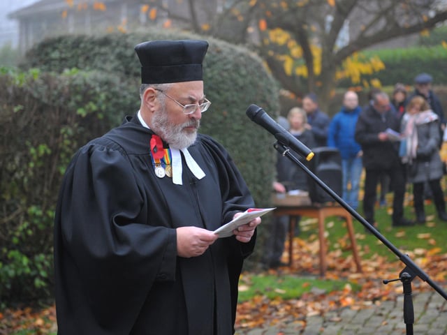 Rabbi Anthony Gilbert conducted the ceremony held at the Beth Hamidrsh Hagadol Synagogue.