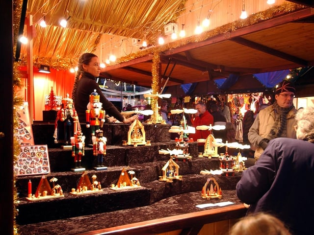 The German Market has become a firm Christmas staple over the decades, even back here in 2005 - just three sleeps before Christmas.