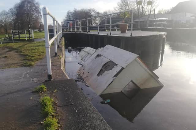 The sunken boat at Woodlesford Lock.