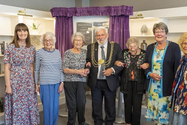 Kate Henderson, National Housing Federation Chief Executive (left), Cllr Robert W Gettings, Lord Mayor of Leeds (centre); and Cllr Lesley Gettings, Lady Mayoress (second from right) with LJHA residents in Cherry Tree House.