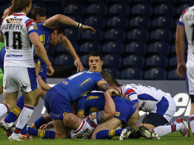 Danny Buderus grabbed a 77th minute winner as Rhinos hit back from 28-10 down. Ryan Hall scored a hat-trick.