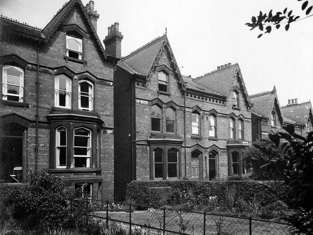 Semi-detached houses with front gardens on Sholebroke Avenue in August 1935.