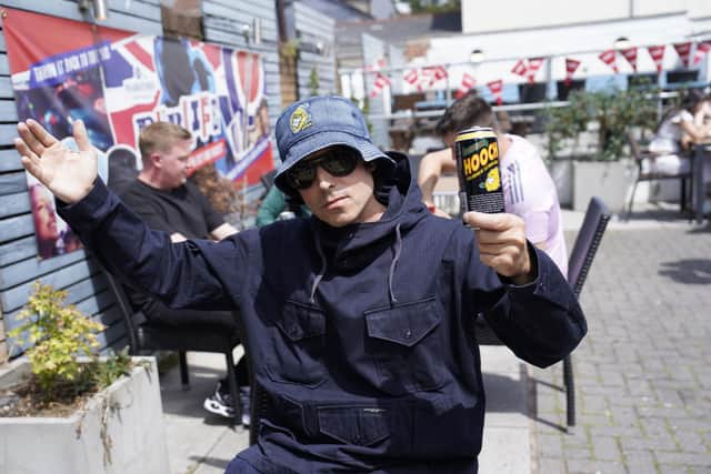 Marston's and Hooch are giving £1,000 to the best '90s icon lookalike