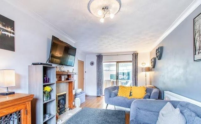 The first floor is two double bedrooms both with built in wardrobe space and a family bathroom. Deansway is situated in the ever popular and sought after area of Morley.