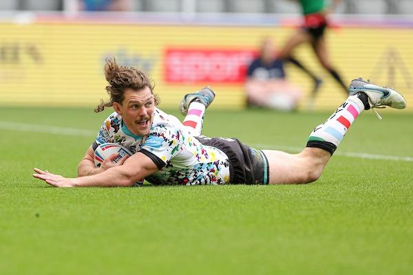 Leeds-born Mulhern came through Rhinos’ academy system and made five substitute appearances for his home city club in 2014-15.