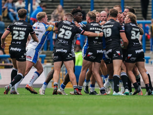 A disagreement breaks out during the sides' previous meeting, at AMT Headingley in July.
